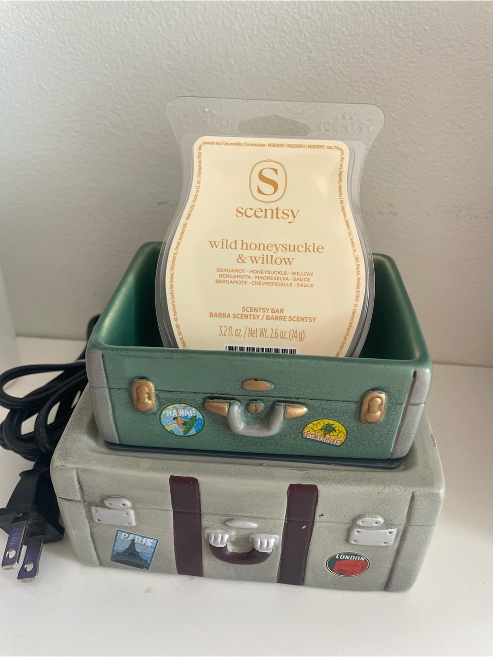 Scentsy Wild Honeysuckle & Willow & bon voyage Suitcase Warmer
